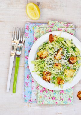 lahana ve yeşil bezelye salatası