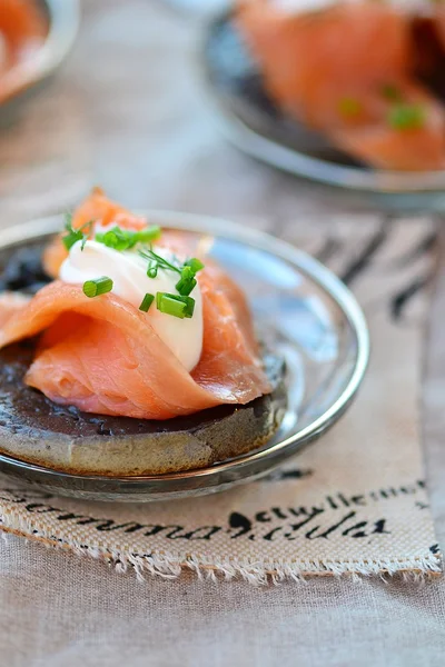 Pannenkoeken met sepia en gerookte zalm — Stockfoto