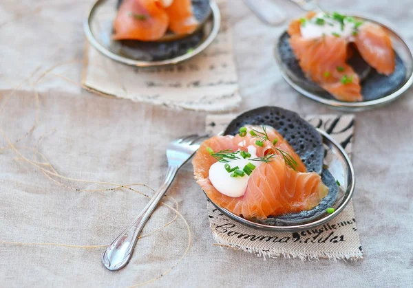 Frittelle con seppia e salmone affumicato — Foto Stock