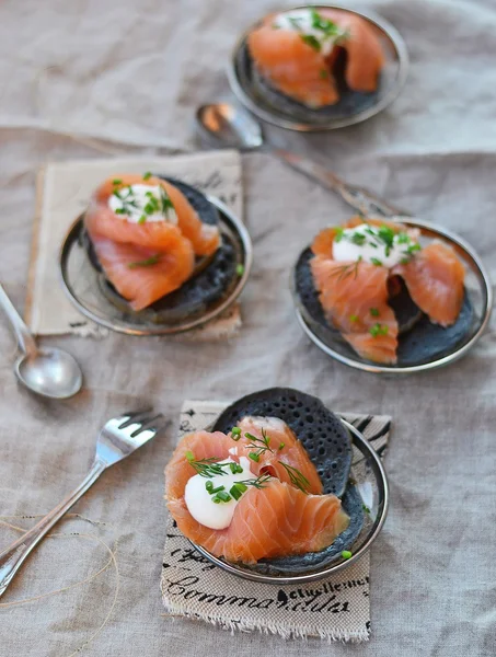 Frittelle con seppia e salmone affumicato — Foto Stock