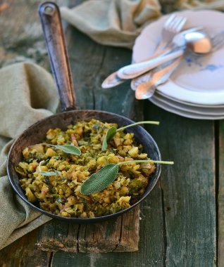 Kızarmış Brüksel lahanası adaçayı yaprağı
