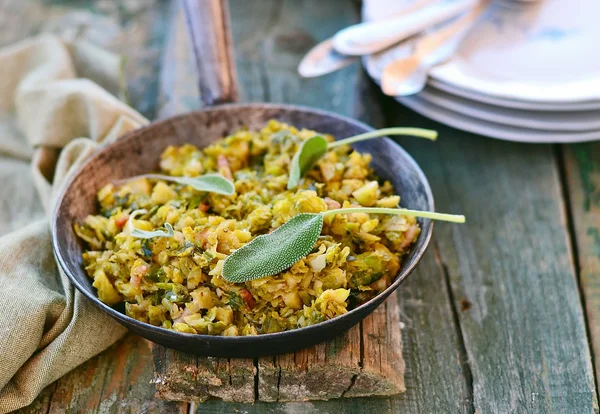 Brotes de Bruselas estofados con hoja de salvia —  Fotos de Stock