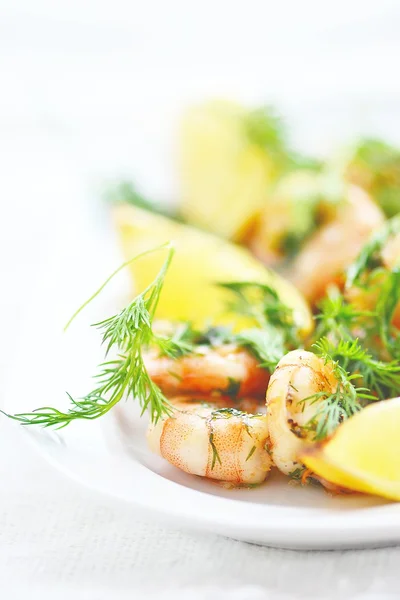 Camarones fritos con limón y eneldo —  Fotos de Stock