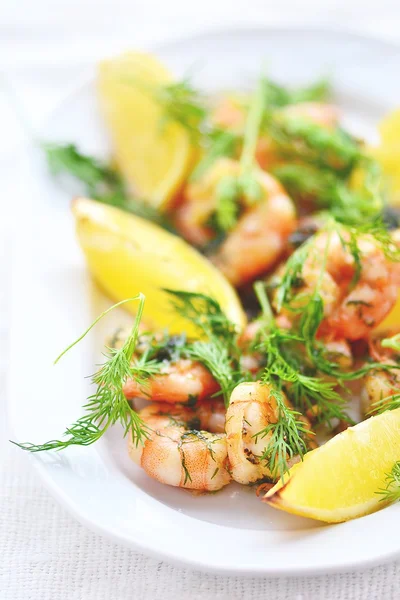 Camarones fritos con limón y eneldo —  Fotos de Stock