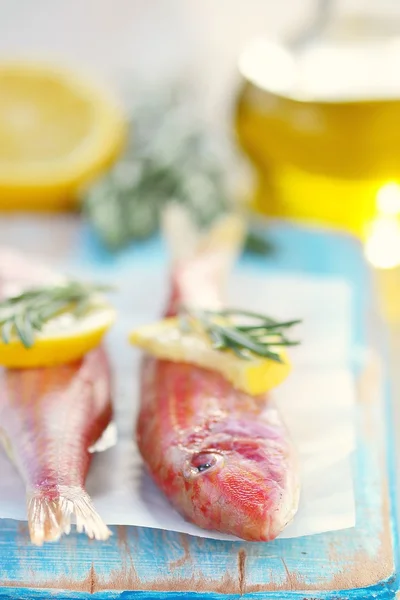 Surmullet crudo con limone e rosmarino — Foto Stock