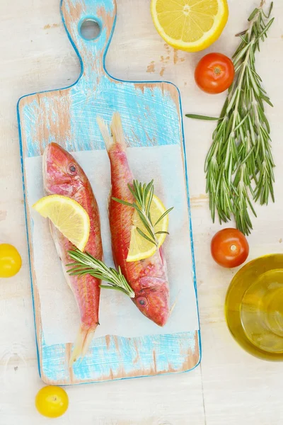 RAW surmullet med citron och rosmarin — Stockfoto