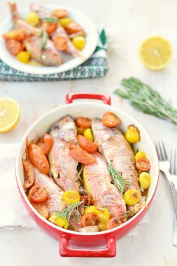 kiraz domates, sarımsak ve biberiye fırında surmullet