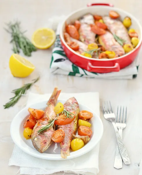 Surmullet al horno con tomates cherry, ajo y romero — Foto de Stock