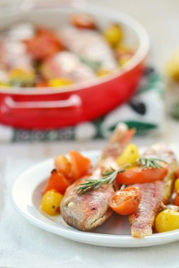 kiraz domates, sarımsak ve biberiye fırında surmullet