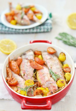 kiraz domates, sarımsak ve biberiye fırında surmullet