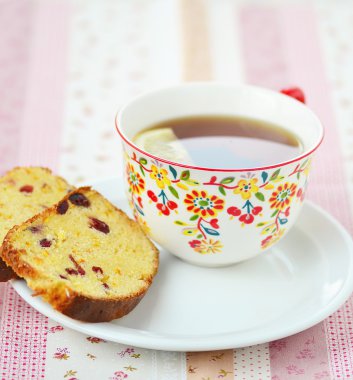 tort pomarańczowy z filiżanką herbaty