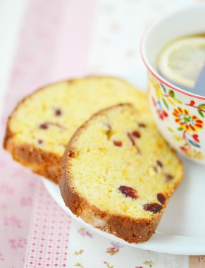 tort pomarańczowy z filiżanką herbaty