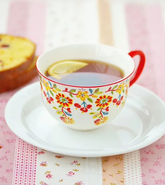 Orangenkuchen mit Tee — Stockfoto