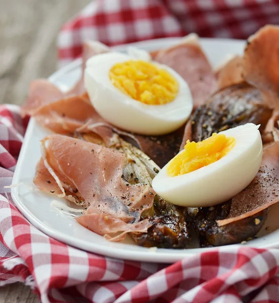 Huevos de escarola roja y ensalada caliente hamon — Foto de Stock