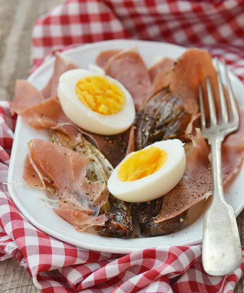 Kırmızı hindiba yumurta ve hamon sıcak salata — Stok fotoğraf
