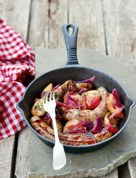 Salchicha pequeña con manzanas y cebolla roja —  Fotos de Stock