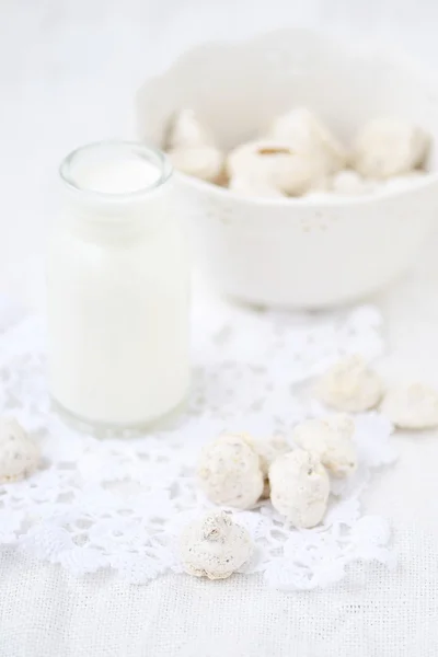 Melk en koekjes — Stockfoto