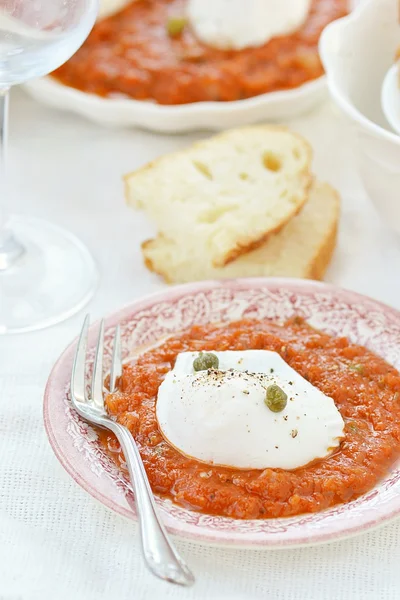 Gepocheerde ei met tomaten saus — Stockfoto