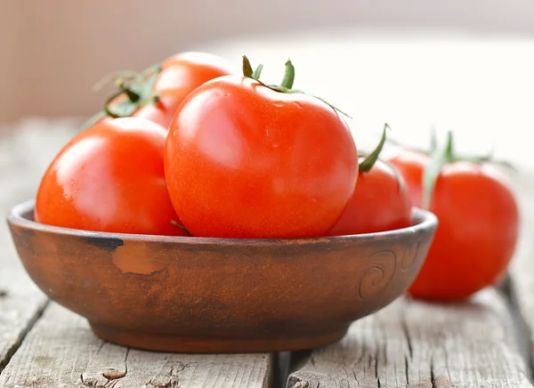 Reife und frische Tomaten — Stockfoto