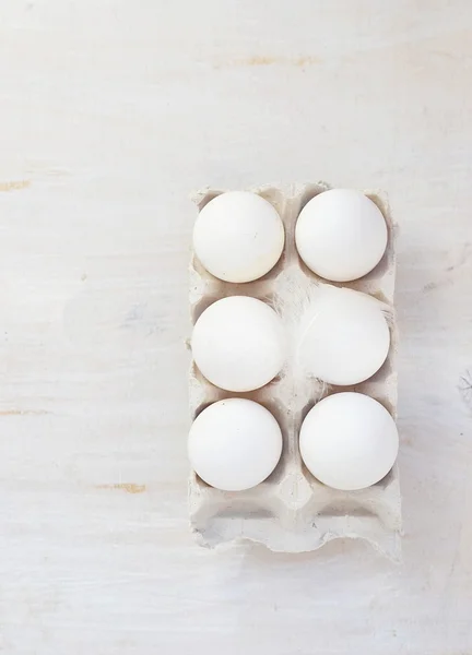 Органические, белые яйца — стоковое фото