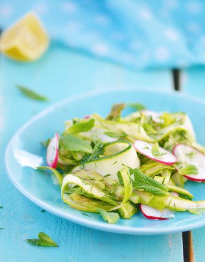 Bahar sebze salatası