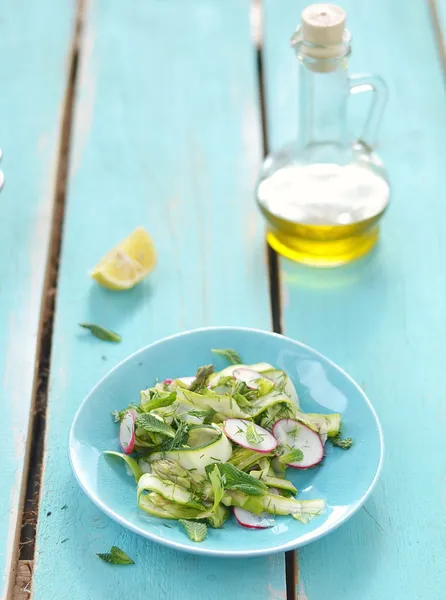 Salada de verduras de primavera — Fotografia de Stock