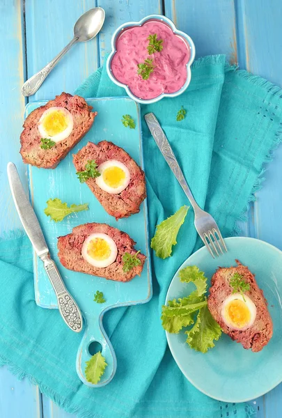 Meat loaf with eggs and beet root — Stock Photo, Image