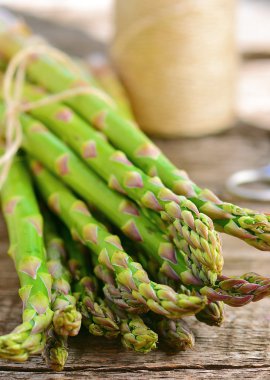 taze, yeşil kuşkonmaz demet