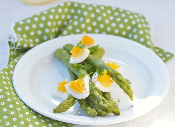 Asparagi con uova — Foto Stock