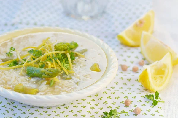 Spargel- und Zitronensuppe — Stockfoto