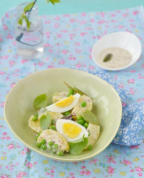 Lente aardappelsalade met sorrel en eieren — Stockfoto