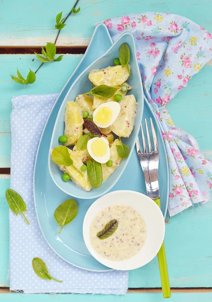 Jarní bramborový salát s šťovík a vejci — Stock fotografie