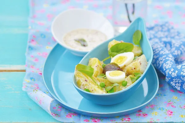Spring potato salad with sorrel and eggs — Stock Photo, Image