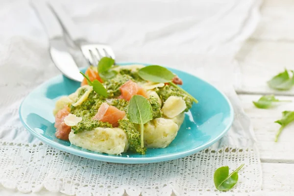 Gnocchi with pesto sauce and smoked salmon — Stock Photo, Image