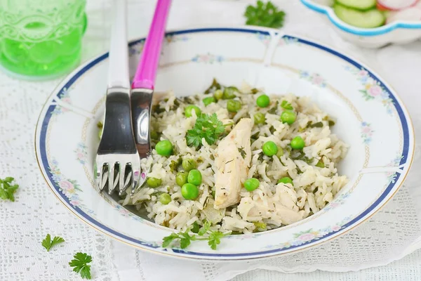 Arroz com frango e ervilha verde — Fotografia de Stock