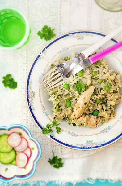 Рис с курицей и зеленым горошком — стоковое фото