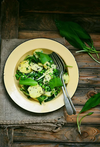 Patate, ramson e piselli verdi insalata primaverile — Foto Stock