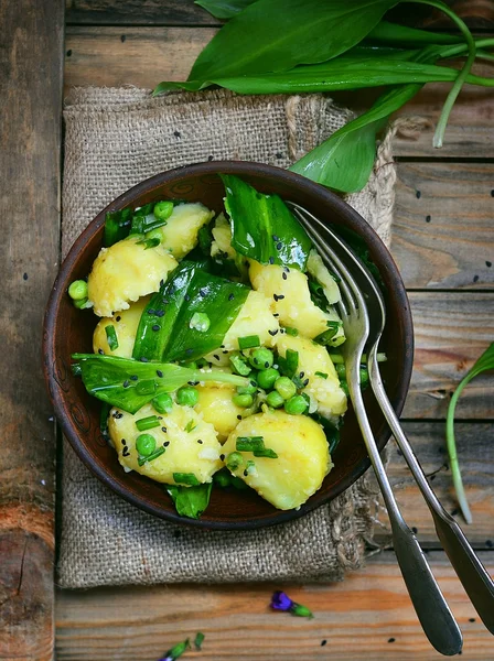 Salada de batata, ramson e ervilha verde — Fotografia de Stock