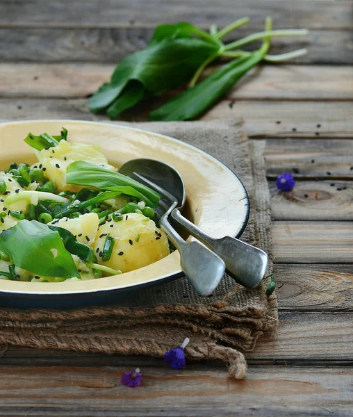 Salada de batata, ramson e ervilha verde — Fotografia de Stock