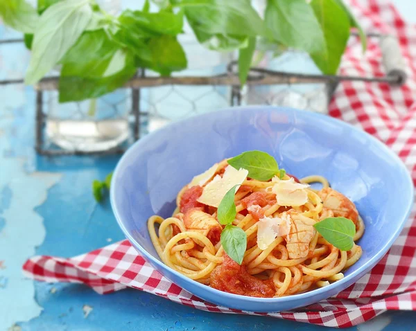 Spaghetti con pomodori calamari e basilico — Foto Stock