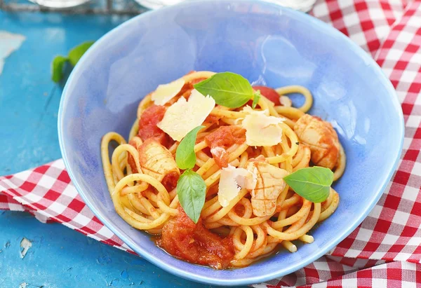 Spaghetti con pomodori calamari e basilico — Foto Stock