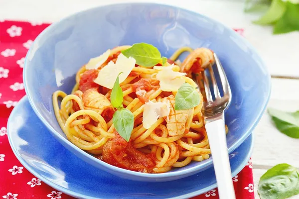Spaghetti con pomodori calamari e basilico — Foto Stock