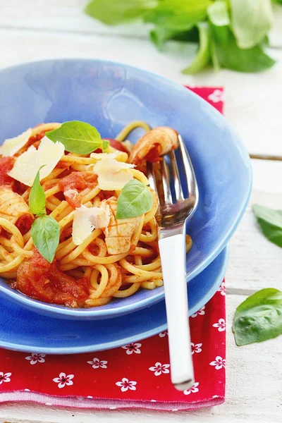 Spaghetti with calamary tomatoes and basil — Stock Photo, Image