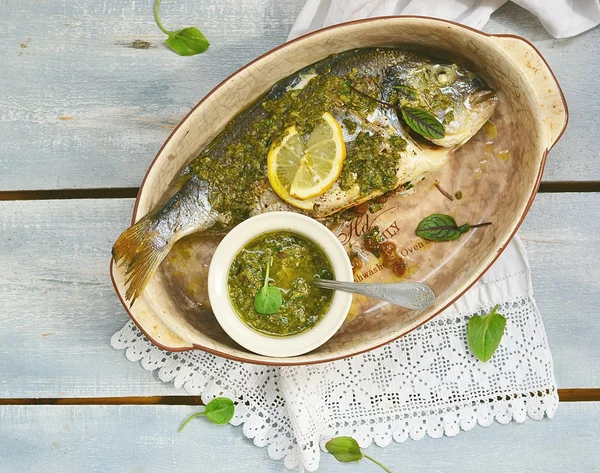 Peixe dorado assado com molho de pesto — Fotografia de Stock