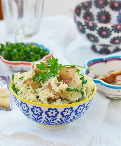 Mingau de milho com bacon e queijo . — Fotografia de Stock