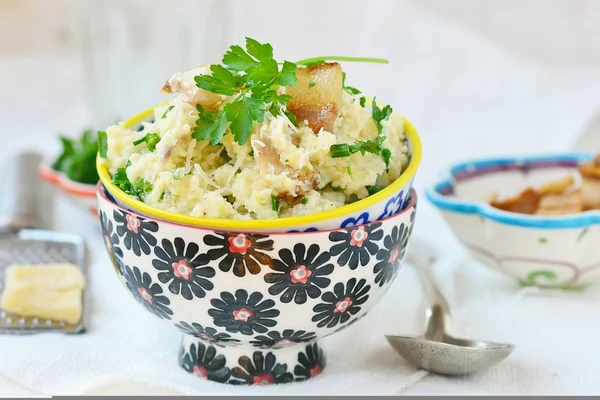 Mingau de milho com bacon e queijo . — Fotografia de Stock