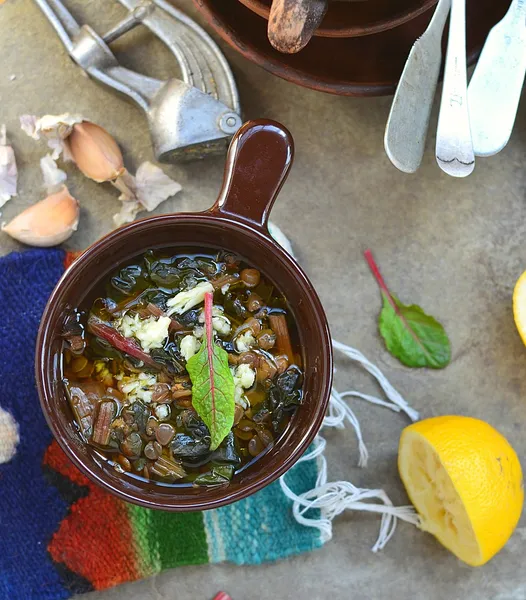 Lentilha e sopa de mangold com limão — Fotografia de Stock