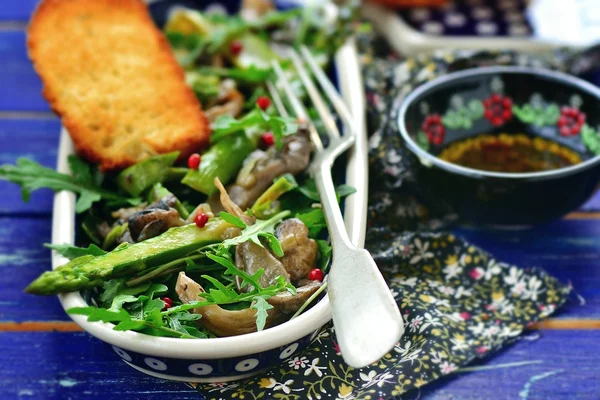 Asparagus , mushroom and ruccola warm salad — Stock Photo, Image