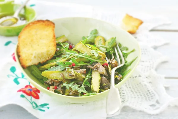 Salade chaude aux asperges, champignons et ruccola — Photo