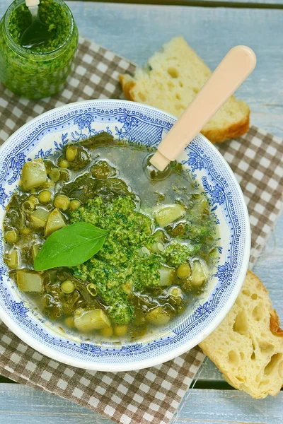 Soupe de légumes avec sauce pesto — Photo